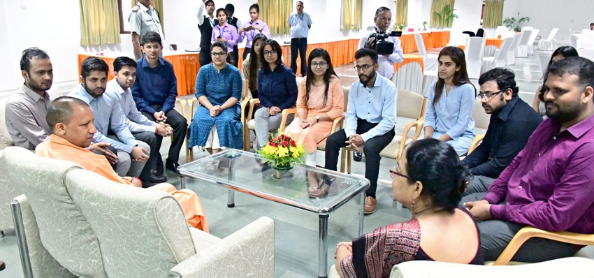 UPCM योगी ने ‘मंथन-1’ कार्यक्रम के समापन पर मीडिया प्रतिनिधियों से वार्ता की
