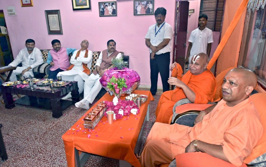 UPCM योगी आदित्यनाथ 13 सितम्बर, 2019 को चित्रकूट में सभी से मुलाकात करते हुए