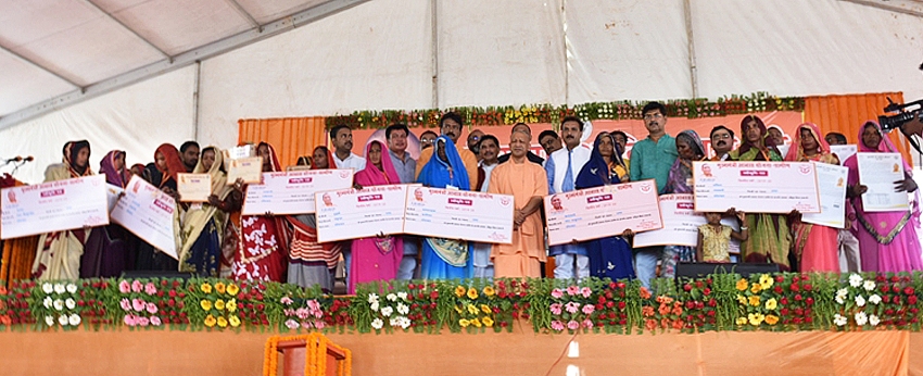 UPCM सोनभद्र में लाभार्थियों को प्रमाण पत्र प्रदान करते हुए