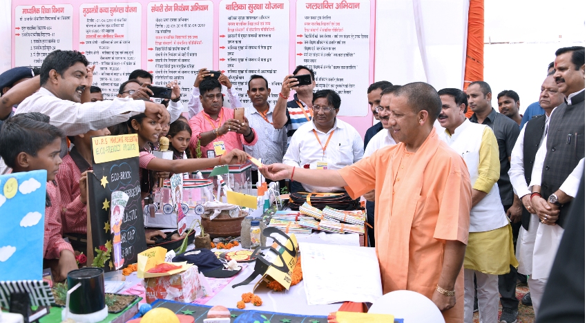 UPCM प्रतापगढ़ में प्रदर्शनी का अवलोकन करते हुए