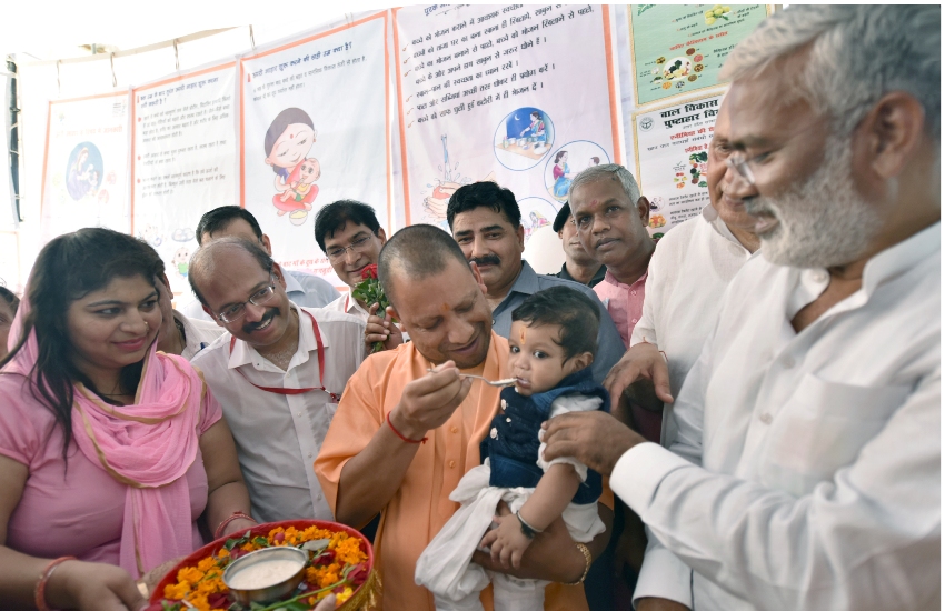 UPCM योगी सहारनपुर में कार्यक्रम के दौरान लाभार्थियों को प्रमाण पत्र प्रदान करते हुए