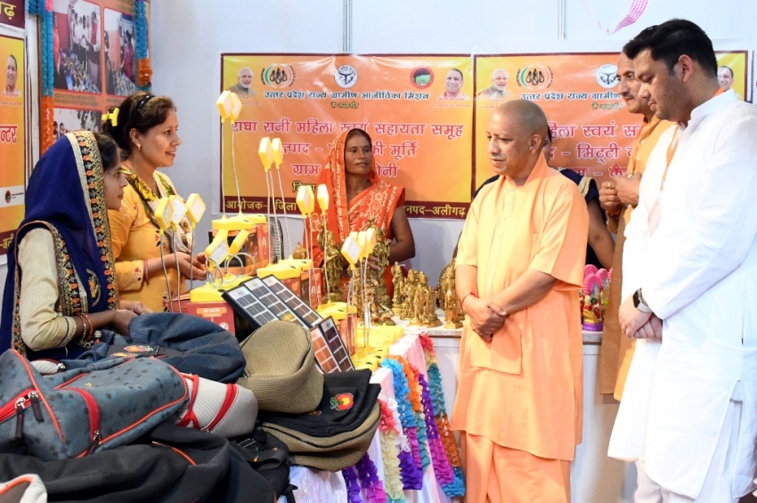 UPCM अलीगढ़ में प्रदर्शनी का अवलोकन करते हुए