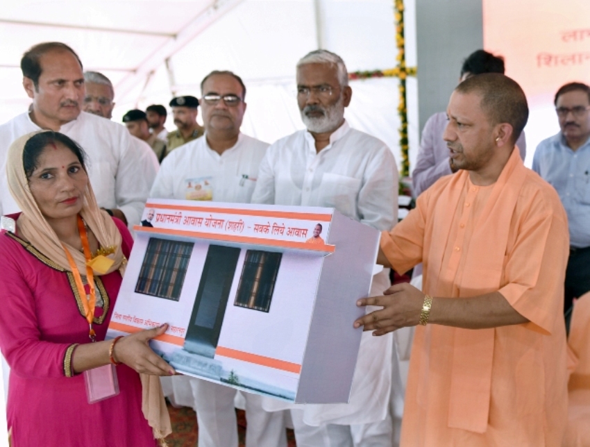 UPCM योगी सहारनपुर में कार्यक्रम के दौरान लाभार्थियों को प्रमाण पत्र प्रदान करते हुए
