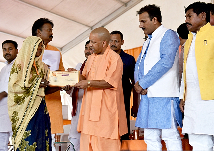 UPCM सोनभद्र में लाभार्थियों को प्रमाण पत्र प्रदान करते हुए