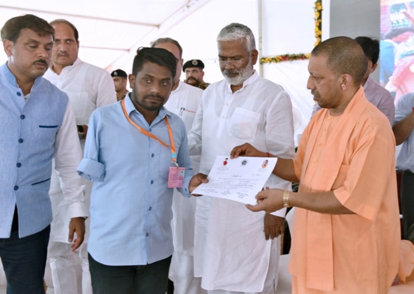 UPCM योगी सहारनपुर में कार्यक्रम के दौरान लाभार्थियों को प्रमाण पत्र प्रदान करते हुए
