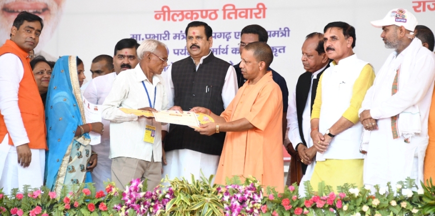 UPCM प्रतापगढ़ में लाभार्थियों को प्रमाण पत्र प्रदान करते हुए