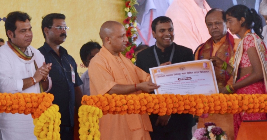 UPCM फिरोजाबाद में लाभार्थियों को प्रमाण पत्र प्रदान करते हुए