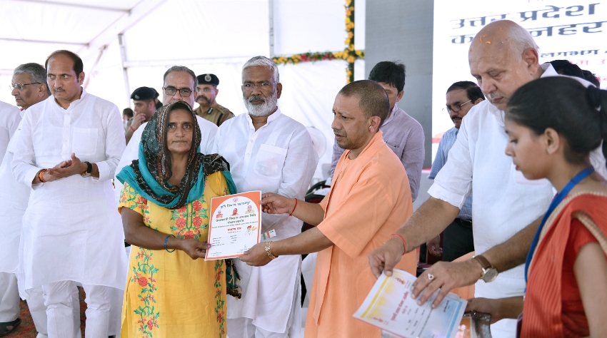 UPCM योगी सहारनपुर में कार्यक्रम के दौरान लाभार्थियों को प्रमाण पत्र प्रदान करते हुए