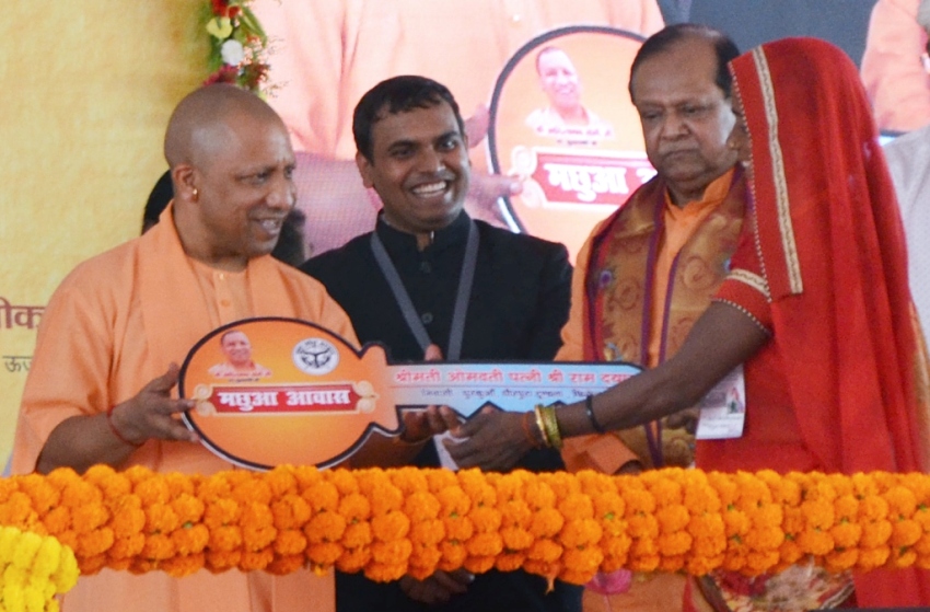 UPCM फिरोजाबाद में लाभार्थियों को प्रमाण पत्र प्रदान करते हुए