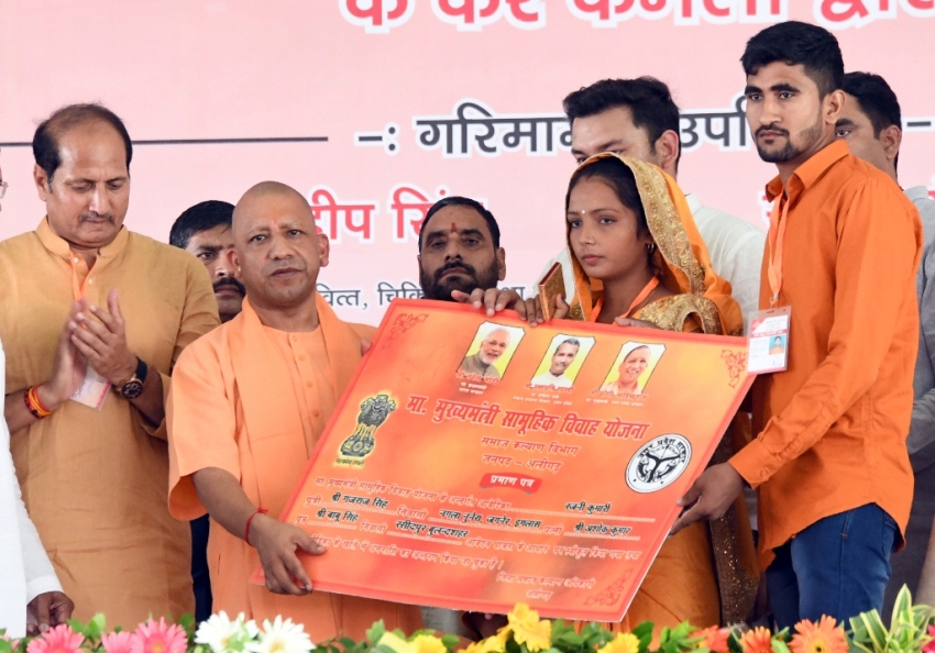 UPCM अलीगढ़ में लाभार्थियों को प्रमाण पत्र वितरित करते हुए