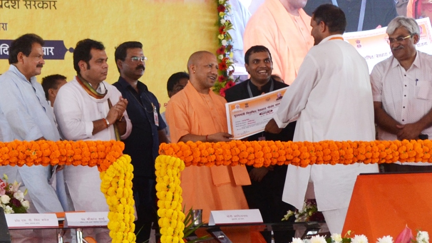UPCM फिरोजाबाद में लाभार्थियों को प्रमाण पत्र प्रदान करते हुए