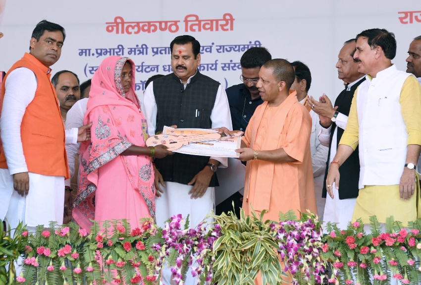 UPCM प्रतापगढ़ में लाभार्थियों को प्रमाण पत्र प्रदान करते हुए