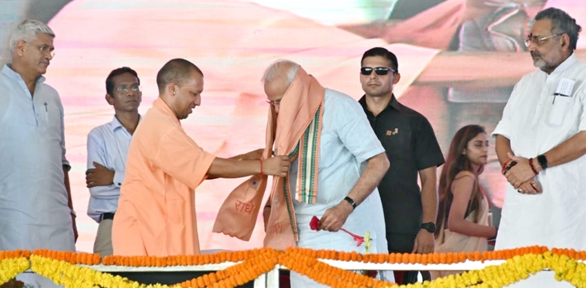मुख्यमंत्री योगी आदित्यनाथ मथुरा में पुष्प एवं गमछा भेंट कर प्रधानमंत्री का स्वागत करते हुए