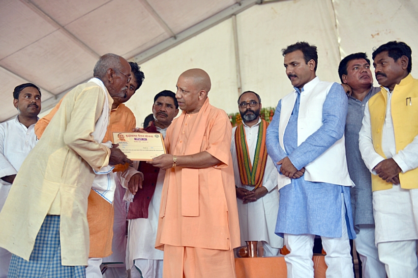 UPCM सोनभद्र में लाभार्थियों को प्रमाण पत्र प्रदान करते हुए