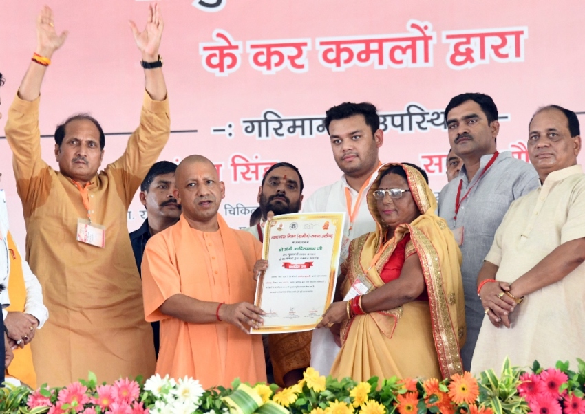 UPCM अलीगढ़ में लाभार्थियों को प्रमाण पत्र वितरित करते हुए