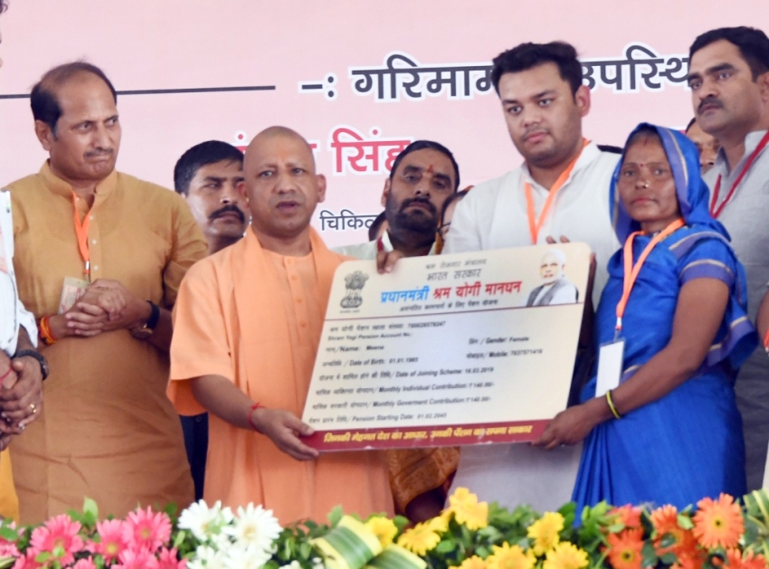 UPCM अलीगढ़ में लाभार्थियों को प्रमाण पत्र वितरित करते हुए