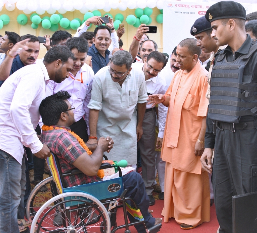 UPCM प्रतापगढ़ में लाभार्थी को ट्राई साइकिल प्रदान करते हुए