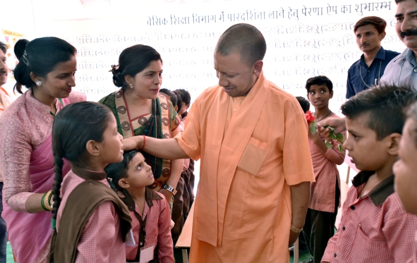 UPCM योगी सहारनपुर में कार्यक्रम के दौरान लाभार्थियों को प्रमाण पत्र प्रदान करते हुए