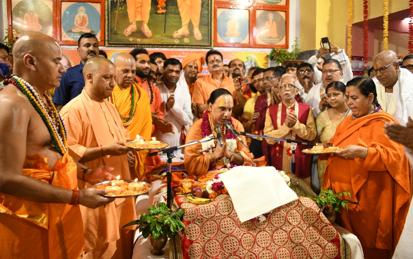 UPCM योगी गोरक्षनाथ मन्दिर में चल रहे ‘श्रीमद्भागवत महापुराण कथा ज्ञान यज्ञ’ के समापन में शामिल हुए