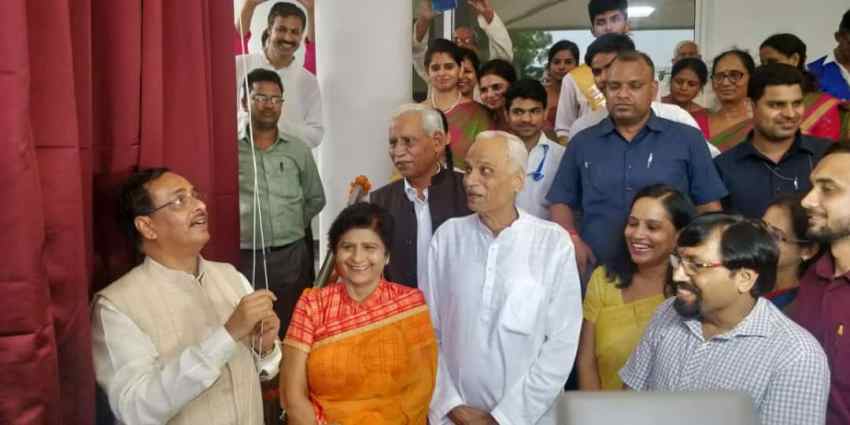 उप मुख्यमंत्री और महापौर ने पायनियर मोंटेसरी स्कूल में स्व. पूरन सिंह की प्रतिमा का अनावरण किया
