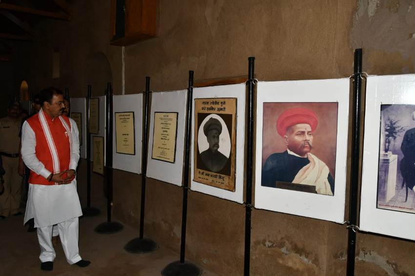 उप मुख्यमंत्री ने पुणे में सावित्रीबाई फुले और ज्योतिबाराव फुले की प्रतिमा पर पुष्प अर्पित किये
