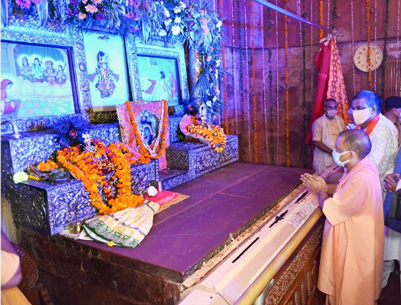 मथुरा में ‘श्रीकृष्णोत्सव-2021’ कार्यक्रम में लग गए चार चाँद, कौन पहुंचा जो हुआ ऐसा?