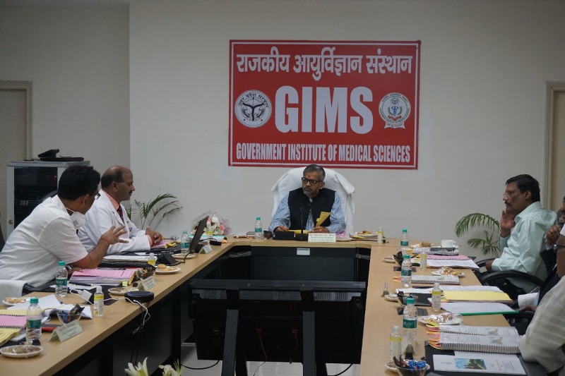 मुख्य सचिव ने राजकीय आयुर्विज्ञान संस्थान, ग्रेटर नोएडा की सोसायटी व शासी निकाय की बैठक की