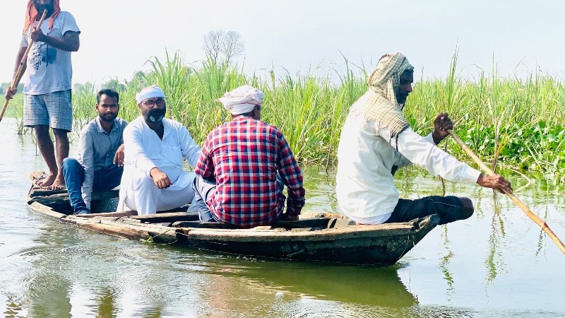 कुशीनगर, तमकुहीराज क्षेत्र में नाव पर बैठकर बाढ़