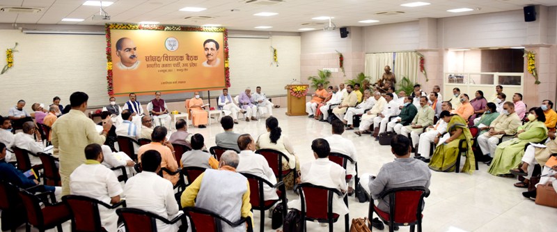 मुख्यमंत्री योगी ने कानपुर क्षेत्र के सांसदगणों, विधायकगणों के साथ संवाद किया