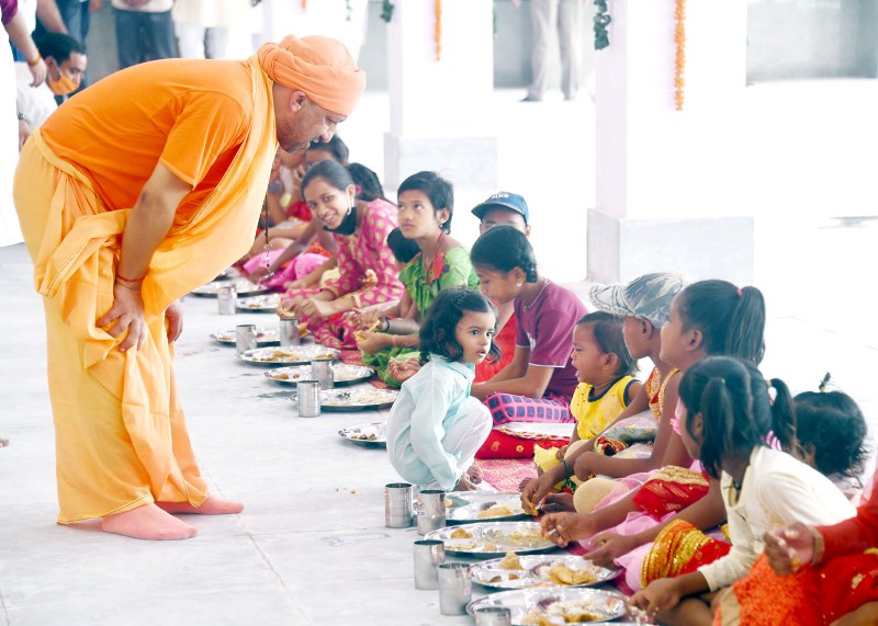 CM Yogi ने महानवमी को गोरखपुर में श्री गोरक्षनाथ मन्दिर में कन्या पूजन किया