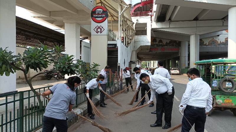 Gandhi Jayanti: यूपीएमआरसी ने सभी मेट्रो स्टेशनों पर चलाया सफाई अभियान