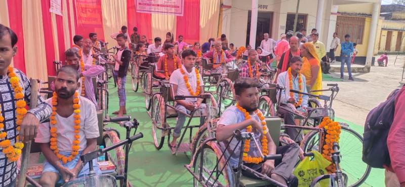 दिव्यांगजनों को जयदेवी कौशल ने कृत्रिम अंग/सहायक उपकरण वितरण किये