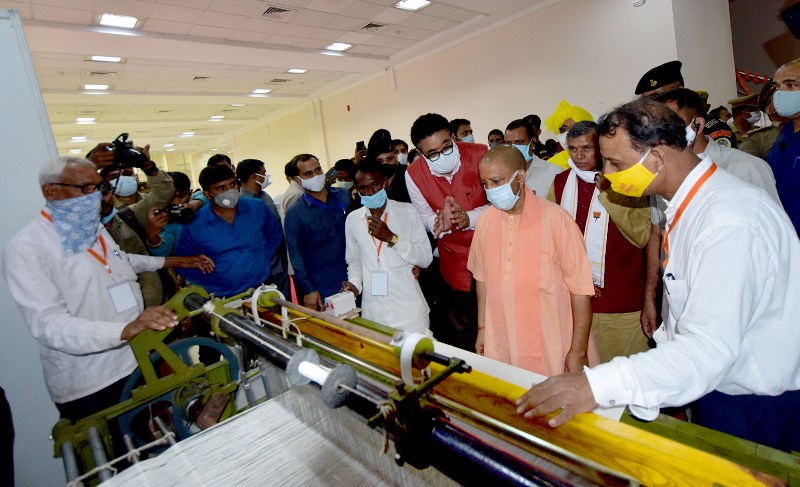 मुख्यमंत्री योगी ने खादी महोत्सव एवं सिल्क एक्सपो-2021 का उद्घाटन किया