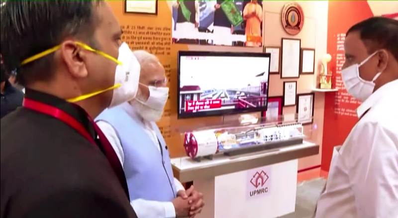 प्रधानमंत्री मोदी पहुंचे यूपी मेट्रो के स्टॉल, विभिन्न परियोजनाओं का लिया जायज़ा
