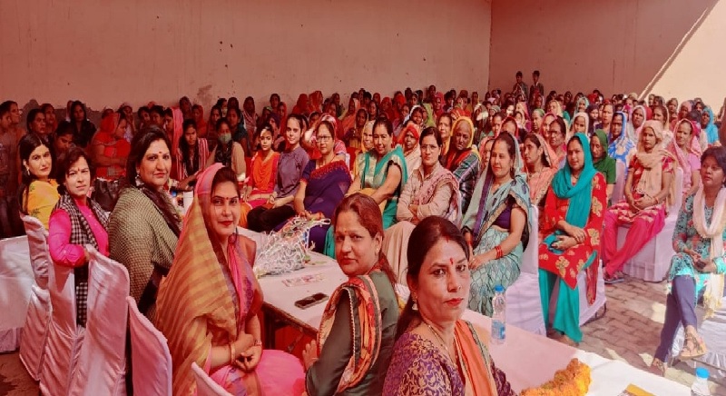मोदीनगर: निधि चौधरी द्वारा आयोजित विशाल चौपाल में हजारों महिलाओं ने लिया हिस्सा
