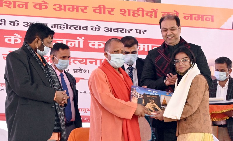 काकोरी ट्रेन एक्शन के क्रान्तिकारियों की प्रतिमा पर माल्यार्पण कर श्रद्धांजलि अर्पित