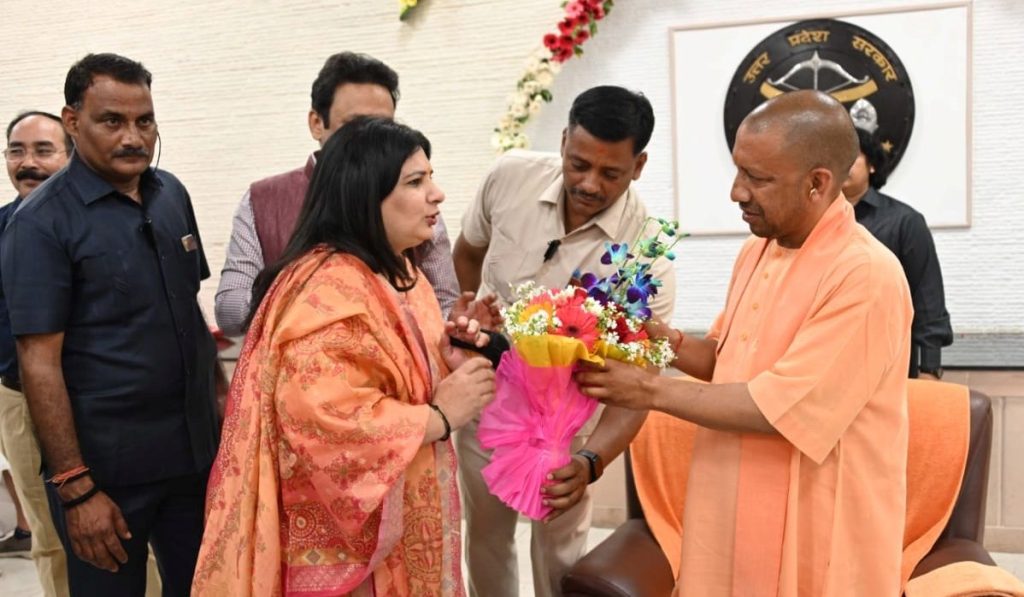 योगी आदित्यनाथ को देवेंद्र तिवारी ने जीत की दी बधाई, पारूल भार्गव ने भी दी शुभकामनाएं