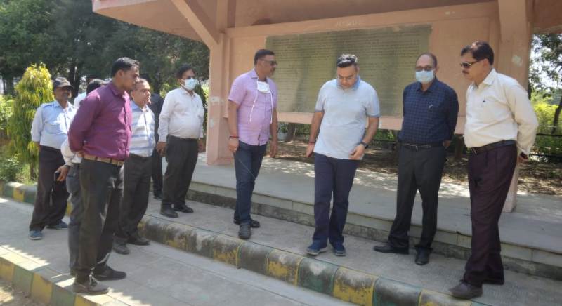 LDA VC अक्षय त्रिपाठी व सचिव पवन कुमार गंगवार ने किया जॉगर्स पार्क का निरीक्षण